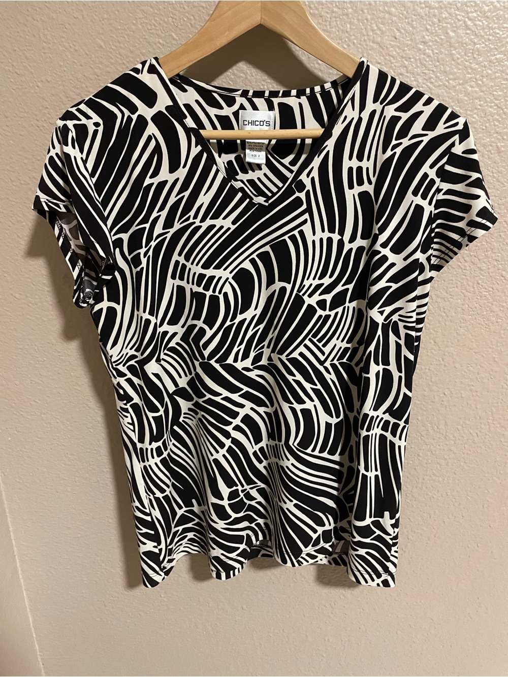 Chico's Black and White Abstract V-Neck Short Sleeve Top